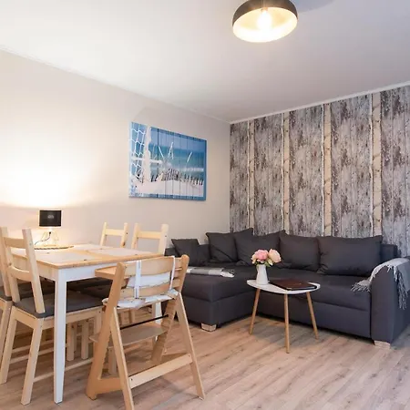 Apartment 4, Leni *