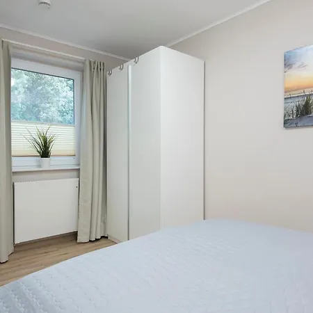 Apartment 4, Leni